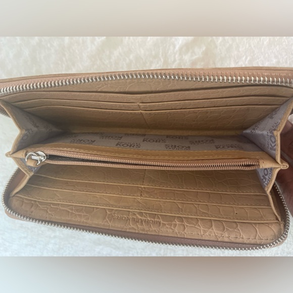 Michael Kors croc embossed Wallet GUC - Picture 5 of 11